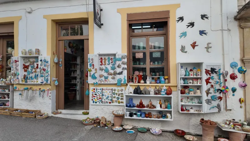 Παλιό Υλικό, Νέα Ματιά: Έλληνες Δημιουργοί που Μεταμορφώνουν την Παράδοση